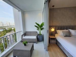 Moderna suite con balcón y vista al lago y al mar