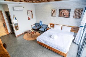 503MSNK Luxe Studio with Balcony and Kitchen