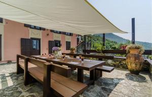 Nice Home In Fraz Alpicella, Varaz