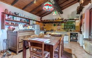 Nice Home In Fraz Alpicella, Varaz