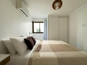 Apartamentos de 2 quartos com piscina na Praia dos Anjos