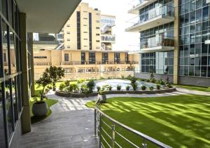 El Mufasa Skynest - Urban Luxury with Balcony, Infinity Pool, Gym & Sauna