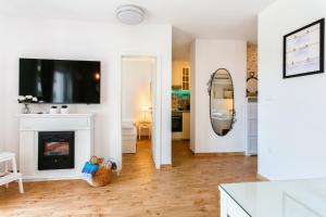 Firule Beach Apartment-Two Bedroom Urban Chic-Prime Location-Walk to Beach-Free Parking