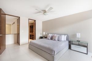 4 bedroom house- private pool!