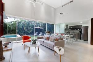 4 bedroom house- private pool!