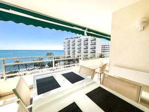 Beachfront Apt with pool & parking