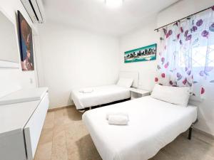 Beachfront Apt with pool & parking