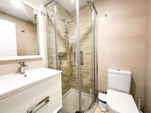 Beachfront Apt with pool & parking