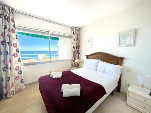 Beachfront Apt with pool & parking