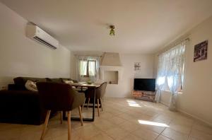 Daisy House Golden Beach Area