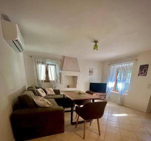 Daisy House Golden Beach Area