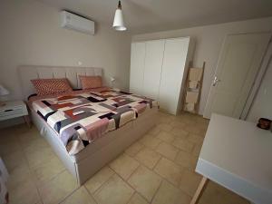 Daisy House Golden Beach Area