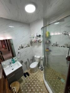 شقة بغرفة معيشة مغربية