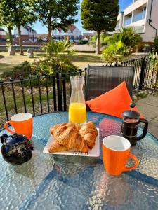 Eastbourne Sovereign Harbour Marina Apartment, Pevensey, Outside Terrace, Free parking Beach access
