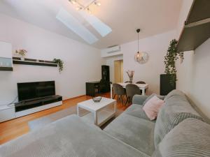 Trendy City Center Apartment with Balcony - Walk to Main Square, Next to Park, Netflix