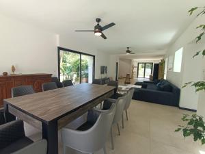 Vue et emplacement dexception à 20 m de la plage des Sablettes