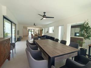 Vue et emplacement dexception à 20 m de la plage des Sablettes