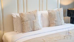 Luxe Haven 1BR8min drive DubaiMall & BurjKhalifa