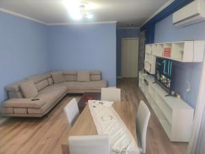 Modern cozy apt win 10 min walk from main square