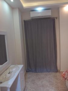 3-Bed 2-Bath Sleeps 7 with Free Parking