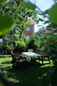 Lägenhet med trädgård nära stad och hav