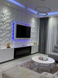 Bright Seaside Apartment, 100m from the Beach with Sea Views