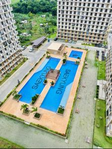 Luxury poolview condo with pool access!