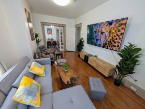 Spacious duplex retreat in city w Parking nearby