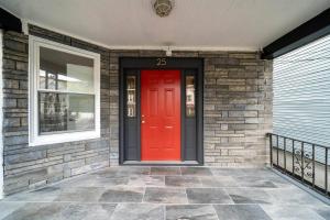 Spacious duplex retreat in city w Parking nearby