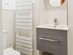 Holly Hideaway - Cottage