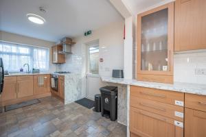 Large Contractor Stay 6 Bedrooms with Parking