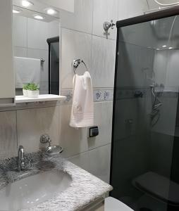 Espaçoso Flat com Varanda no Cavalinho Branco