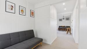 Cusacks Cottage - Coastal charm with artistic soul