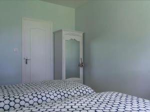 Maisons de vacances Gite familial en Auvergne avec jardin, ping-pong, proche stations thermales, animaux acceptes - FR-1-489-127 : photos des chambres