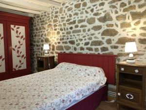 Maisons de vacances Grande maison en pierres avec jardin clos, proche des stations thermales et des Volcans d'Auvergne - FR-1-489-198 : photos des chambres