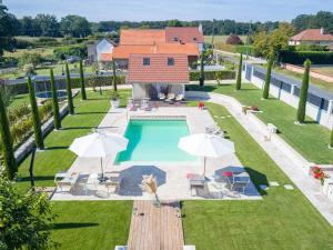 Maisons de vacances Maison avec piscine chauffee, clim et jardin - Hauterives - FR-1-489-203 : photos des chambres