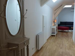 Maisons de vacances Maison avec piscine chauffee, clim et jardin - Hauterives - FR-1-489-203 : photos des chambres