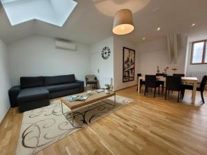 Maisons de vacances Maison avec piscine chauffee, clim et jardin - Hauterives - FR-1-489-203 : photos des chambres