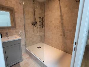 Maisons de vacances Maison avec piscine chauffee, clim et jardin - Hauterives - FR-1-489-203 : photos des chambres