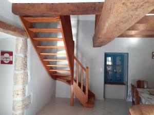 Maisons de vacances Charmante maison renovee avec cour, proche bourg, WiFi, jardin clos, animaux acceptes, a Louchy-Montfand - FR-1-489-178 : photos des chambres