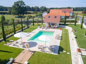 Maisons de vacances Maison avec piscine chauffee, clim et jardin - Hauterives - FR-1-489-203 : photos des chambres