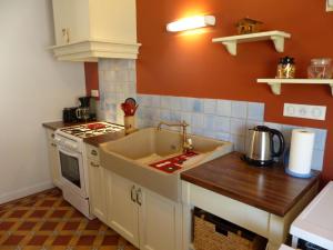 Maisons de vacances Gite tout confort a Molinet, climatise, avec cour close et proche de la Voie Verte ! - FR-1-489-253 : photos des chambres