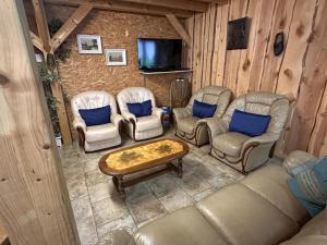 Maisons de vacances Gite familial avec piscine chauffee, sauna et activites sur domaine de 15 hectares - FR-1-489-357 : photos des chambres