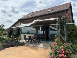 Maisons de vacances Gite avec piscine et roseraie pres de Vichy - FR-1-489-545 : photos des chambres