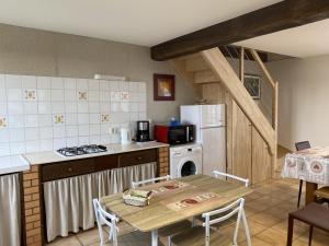 Maisons de vacances Gite familial avec terrasse a la ferme, proche Montlucon, ideal pour 4 pers, draps et serviettes inclus - FR-1-489-431 : photos des chambres