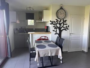 Maisons de vacances Gites proches vignoble, deco cosy, terrasse, activites familiales et nature - Tout inclus - FR-1-489-235 : photos des chambres