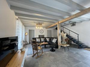 Maisons de vacances Sejour detente avec piscine privee, activites variees et confort moderne en Auvergne - FR-1-489-455 : photos des chambres