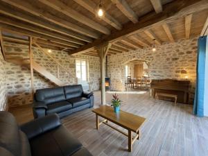 Maisons de vacances Maison de ferme renovee 18eme avec jardin, cheminee, Wi-Fi et parking - FR-1-489-433 : photos des chambres