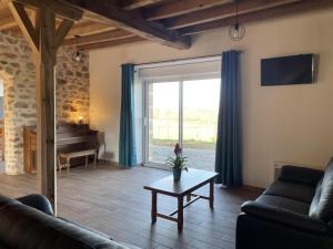 Maisons de vacances Maison de ferme renovee 18eme avec jardin, cheminee, Wi-Fi et parking - FR-1-489-433 : photos des chambres