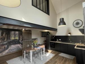 Gîte contemporain chaleureux pour 4 avec piscine partagée - FR-1-489-444